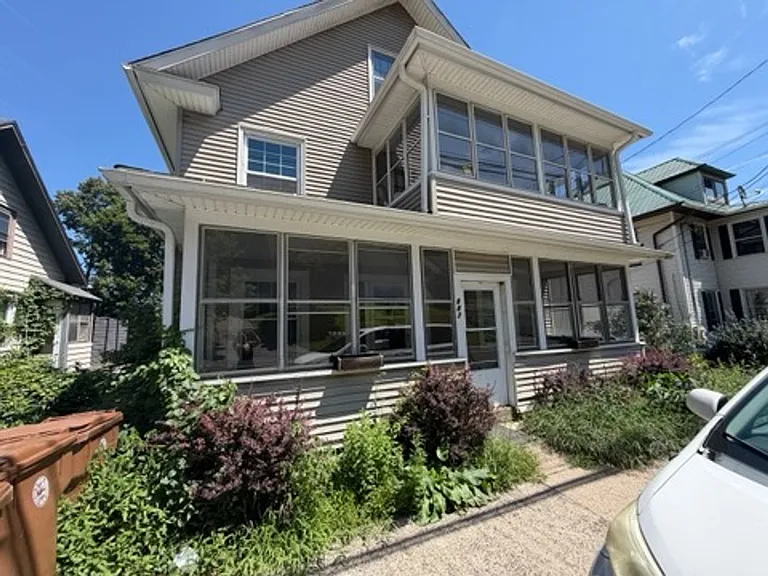 887 Howe Ave — Photo 1