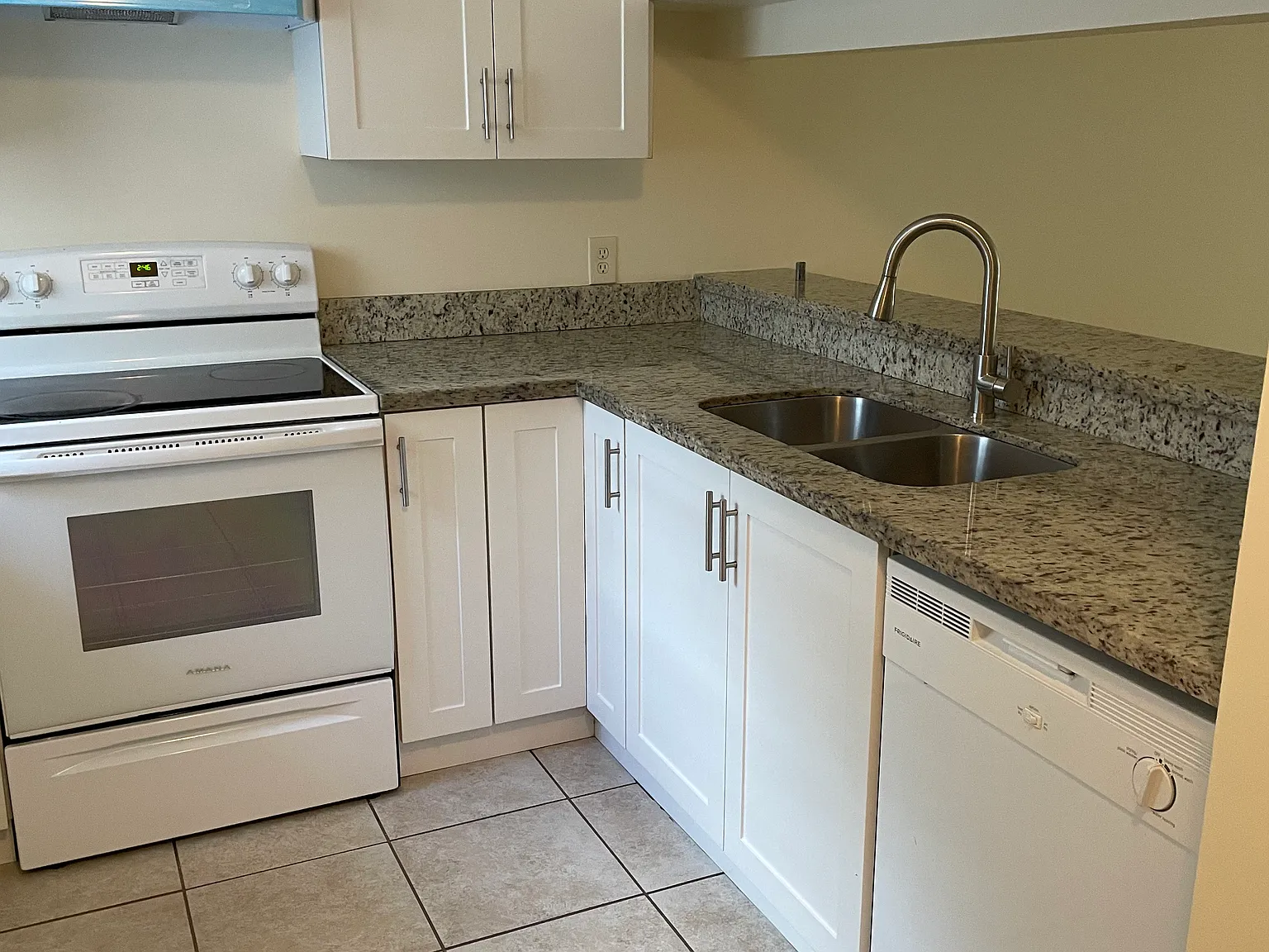 2 bed, 975 sqft, $1,985 — Photo 2