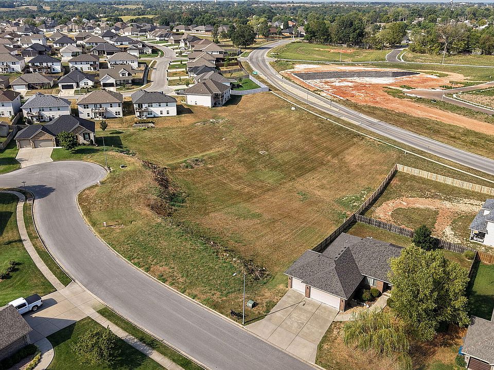 2nd image of 719 S Oak Terrace Drive