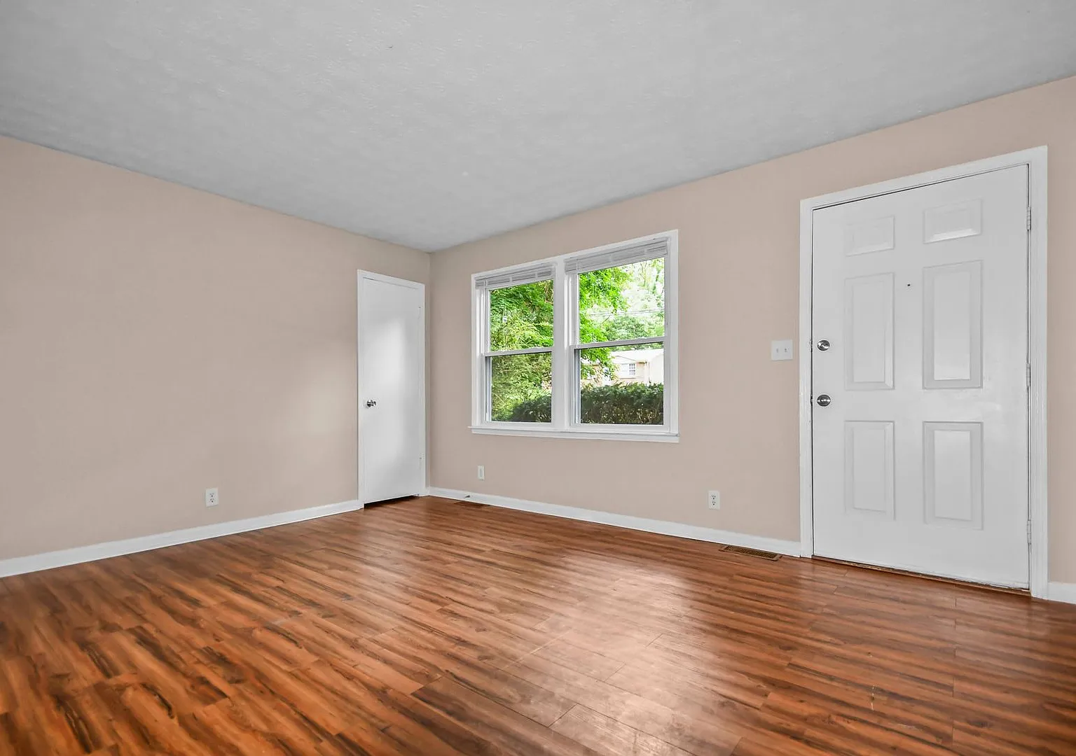 Three Bedroom with Basement! — Photo 3