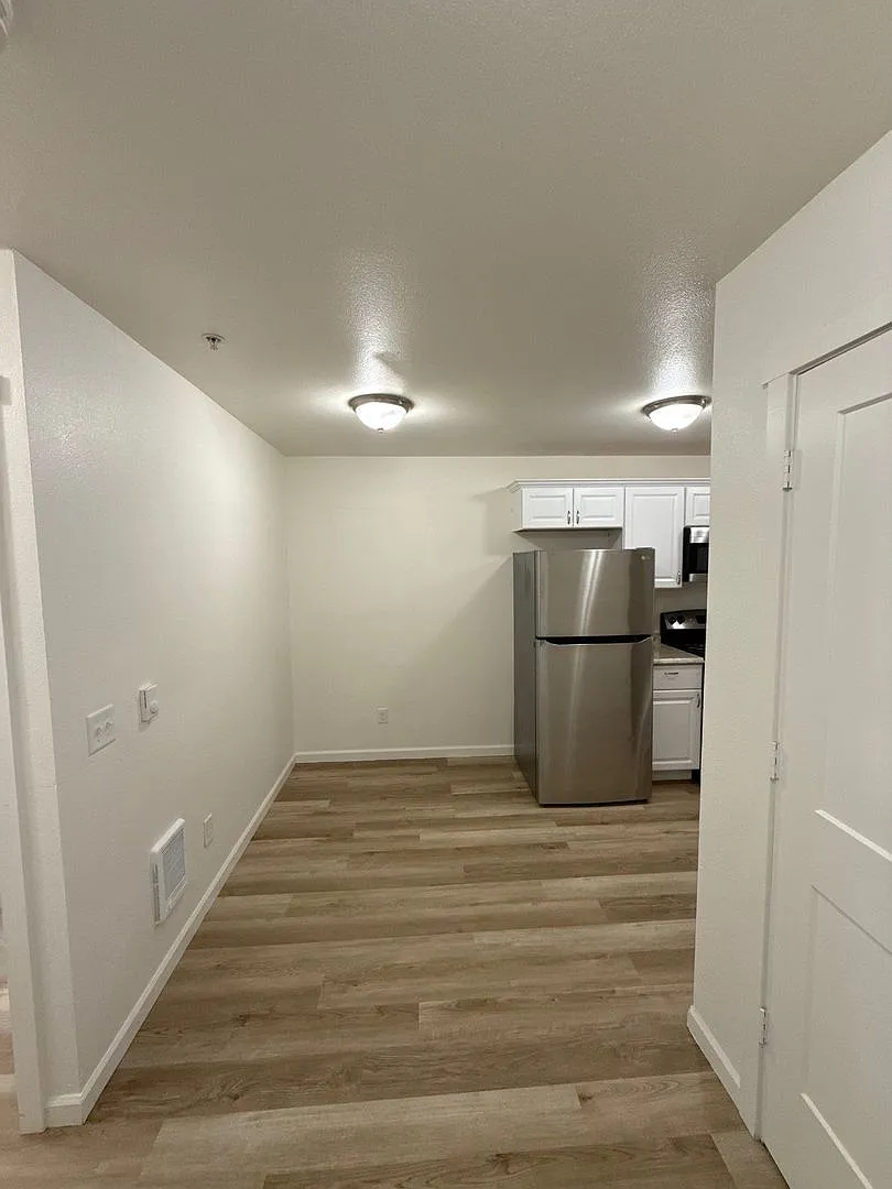 3 bed, 2.0 bath, 1190 sqft, $1,695 — Photo 4