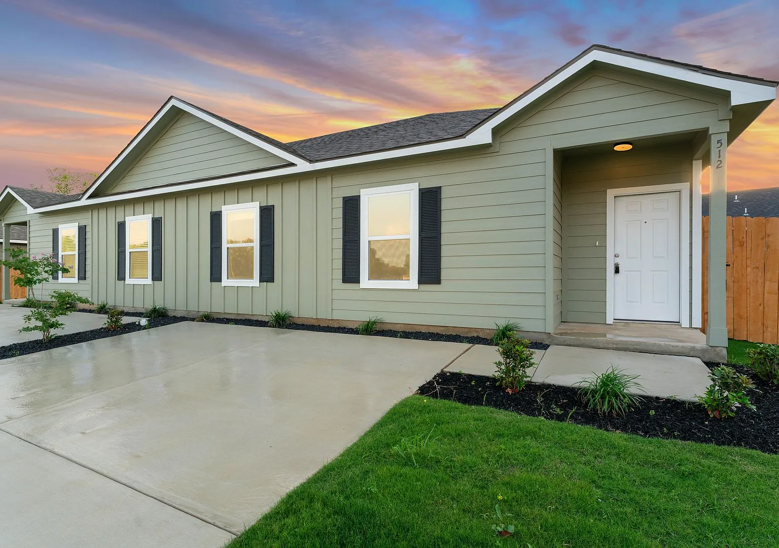 4 Week Free Move-In Special! Brand-New 3-Bedroom Duplex with Modern Finishes & Private Fenced Yar... — Photo 2