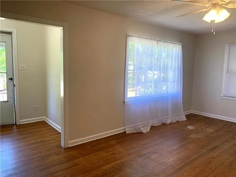 1404 Stevens Ln — Photo 9