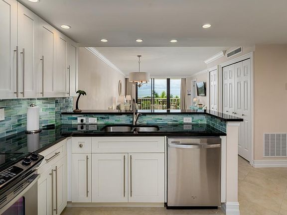 4th image of 440 Seaview Ct APT 505