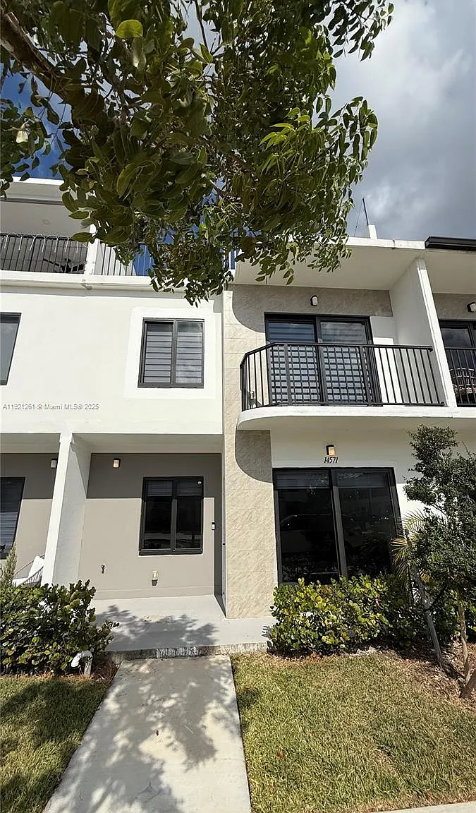 4 bed, 3.5 bath, 1398 sqft, $3,000 — Photo 1