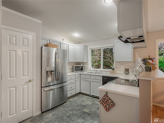 4th image of 9813 6th Pl SE