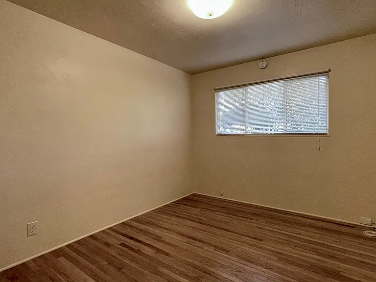 276 Daly Ave — Photo 13