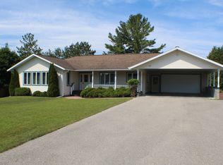 406 Hillview Dr, Petoskey, MI 49770