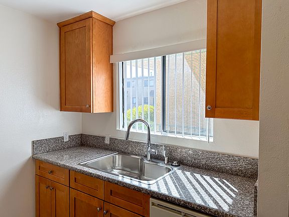 4th image of 360 Pioneer Dr #2B-1Ba-1000Sqft