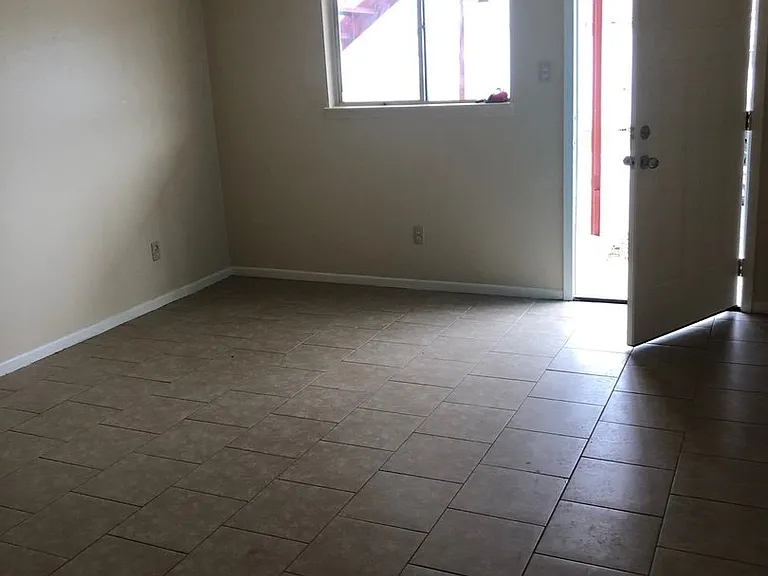 803 W Ave E #8 — Photo 4