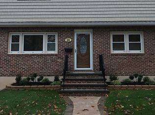 26 Chestnut St, Lynbrook, NY 11563