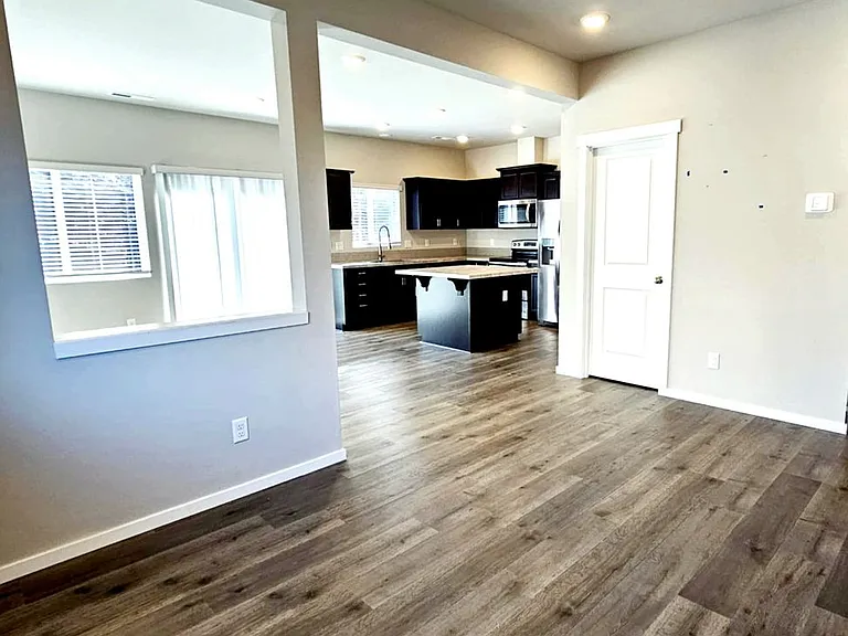 6492 Yorktown Pl NE — Photo 3