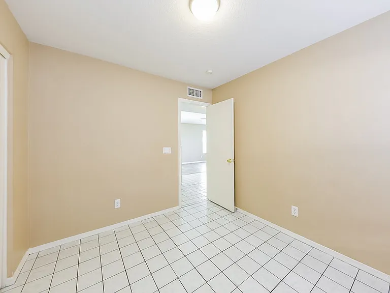 8015 W Laurel Ln — Photo 15