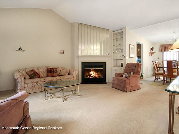 4th image of 620 Petunia Lane S