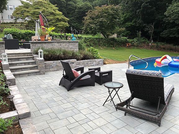 5th image of 8 Frances Dr
