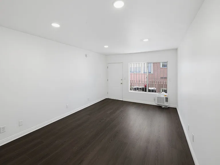 869 W 41st St #7 — Photo 7