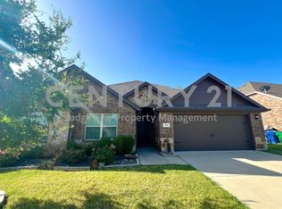 526 Clearlake Dr, Waxahachie, TX 75165