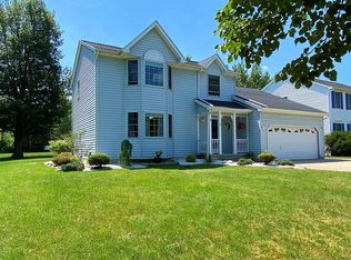 4 Fawn Meadows Ct, Getzville, NY 14068