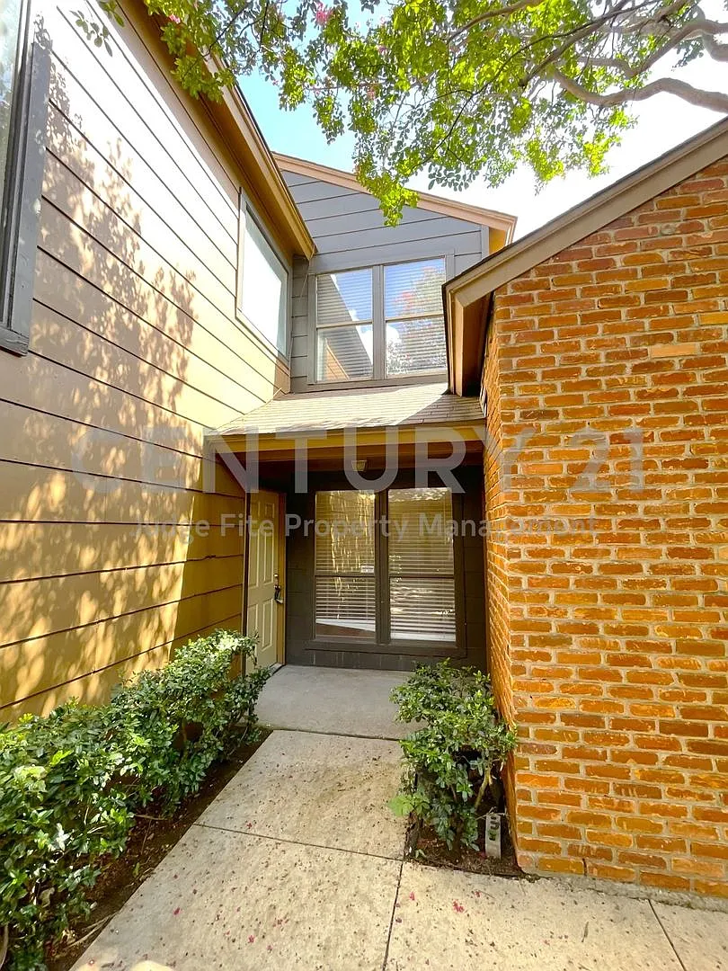 Cute 2-Story 2/2/2 Townhome in Irving For Rent! — Photo 1