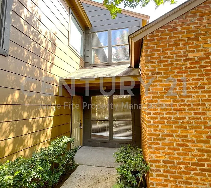 1910 Wilshire Dr