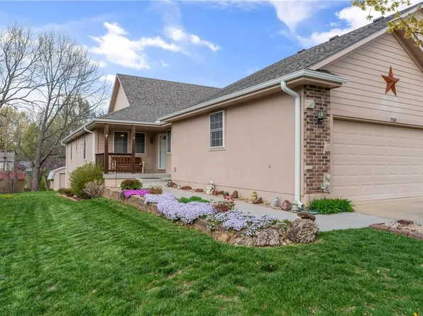 2308 Twin Oaks Dr, Harrisonville, MO 64701