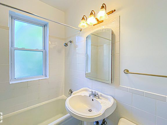 5th image of 3253 W Barry Ave #3
