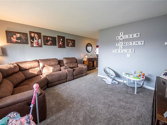 3rd image of 905 Woodbridge Ct