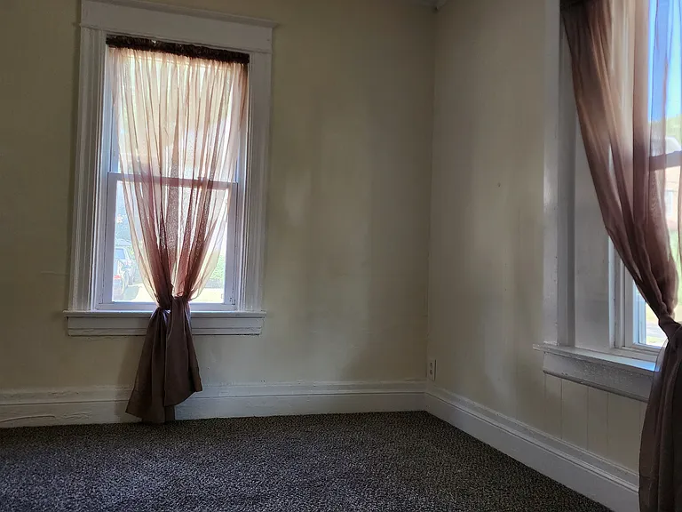 115 Sterling St — Photo 4