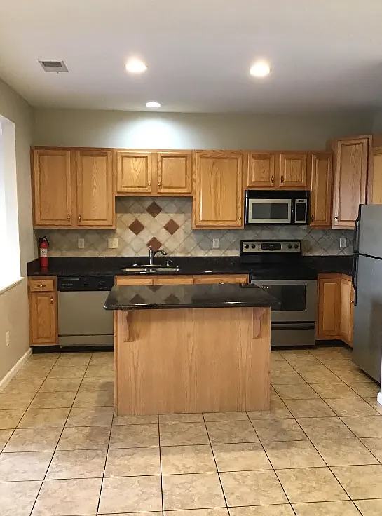 3 bed, 2.5 bath, 1700 sqft, $1,700 — Photo 3