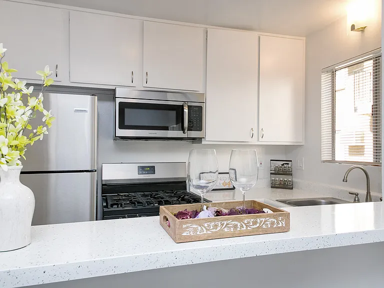 Racquet Club Apartments — Photo 40