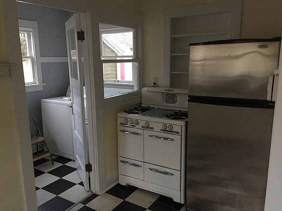 5th image of 257 1/2 Bennett Ave