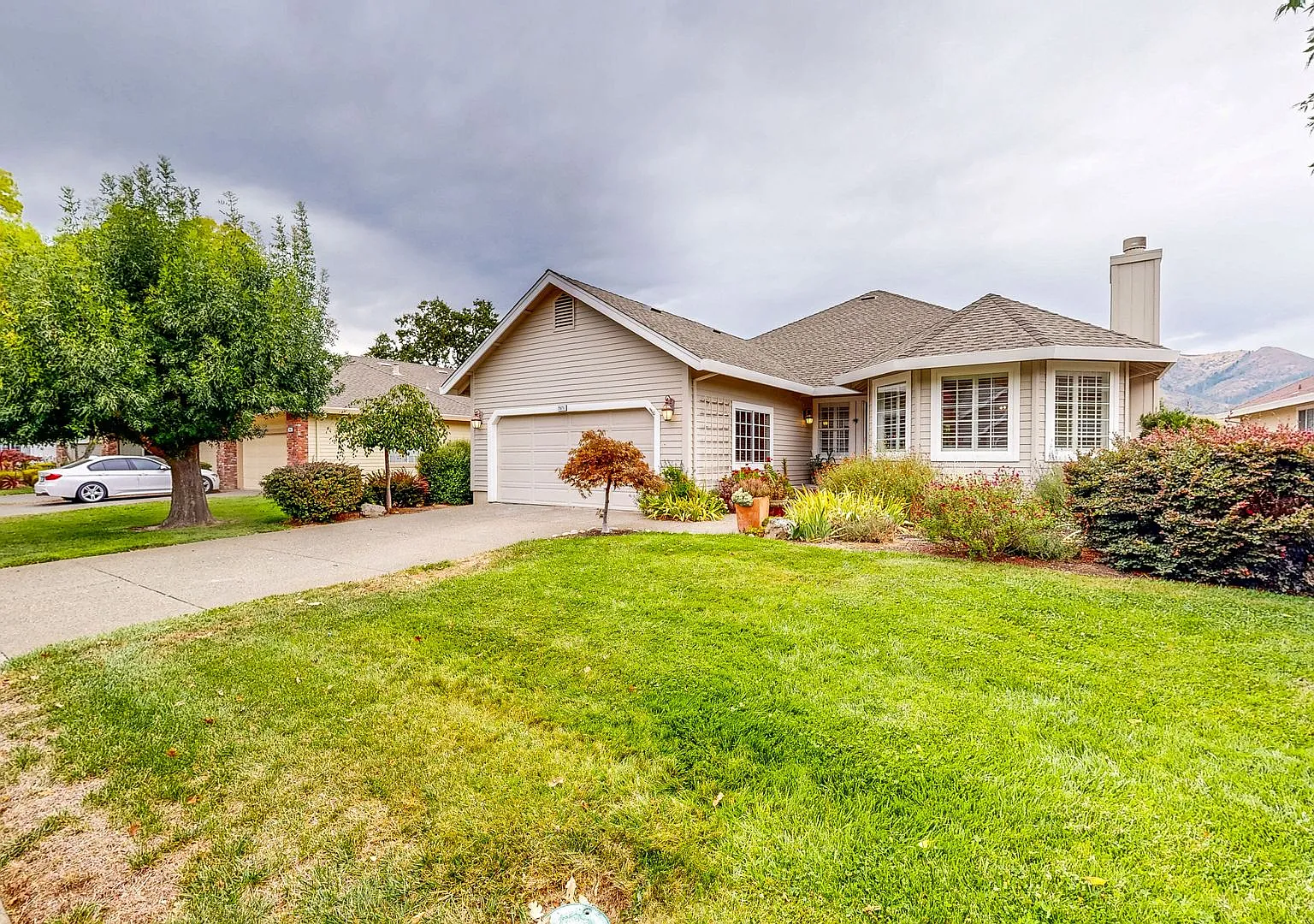 Lovely Three Bedroom Two Bathroom Single Level Home in Oakmont — Photo 3