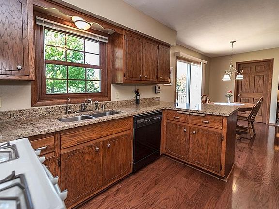 4th image of W225N2641 Alderwood Ln