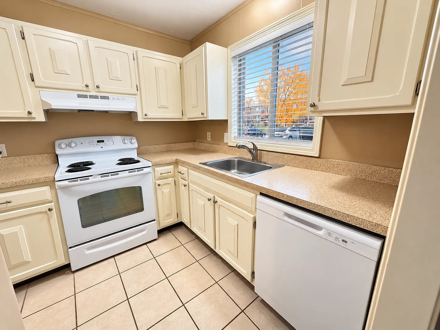 2 bed, 1.5 bath, 1455 sqft, $1,499 — Photo 3