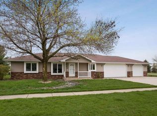 15 Vixen Cir, North Liberty, IA 52317