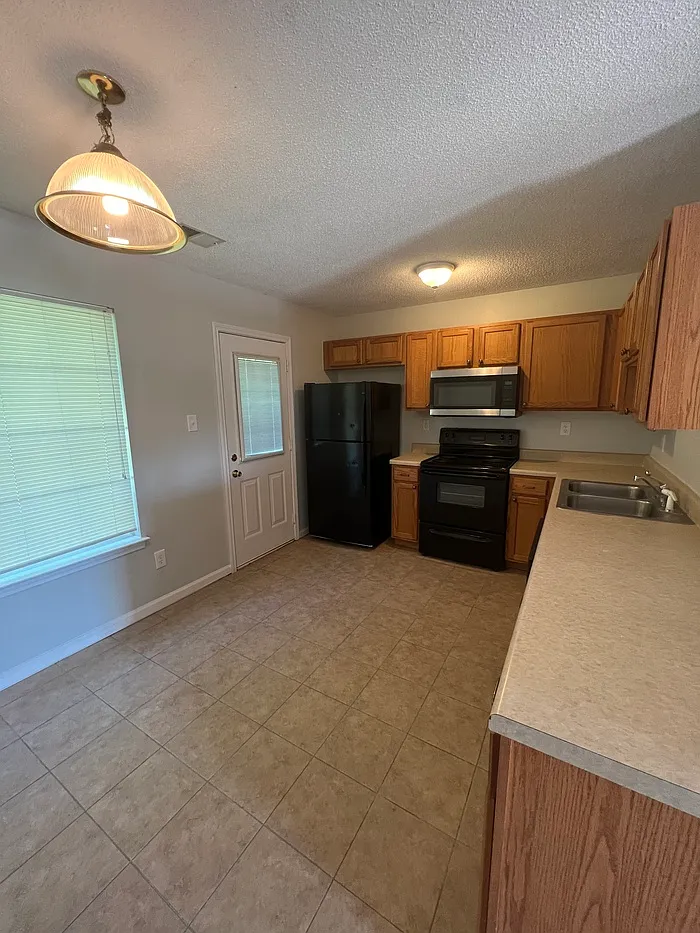 3 bed, 2.0 bath, 1180 sqft, $1,295 — Photo 3