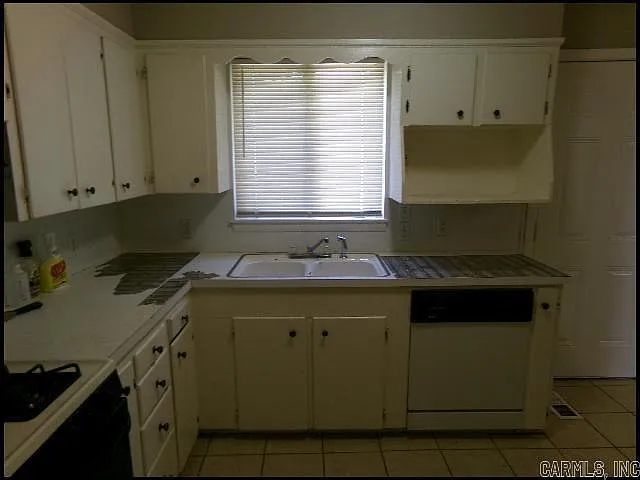 40 Barbara Dr — Photo 6