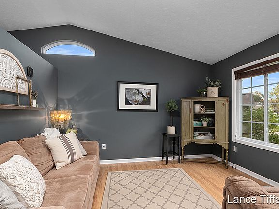 3rd image of 1389 Kimberly Dr SE