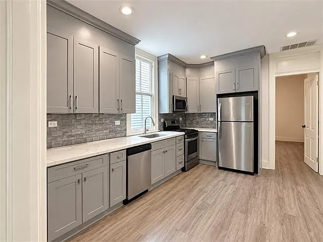 3 bed, 1.0 bath, 1000 sqft, $1,800 — Photo 3