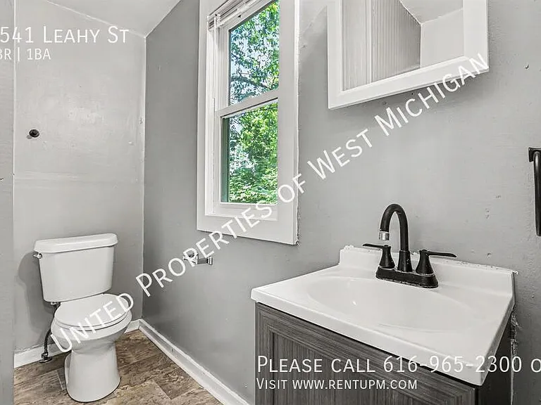 1541 Leahy St — Photo 6