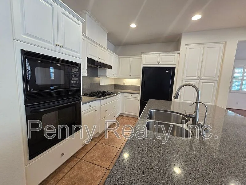 4 bed, 2.5 bath, 2450 sqft, $5,495 — Photo 2