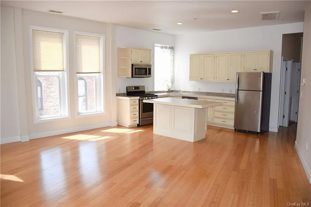 2 bed, 1000 sqft, $2,950 — Photo 2