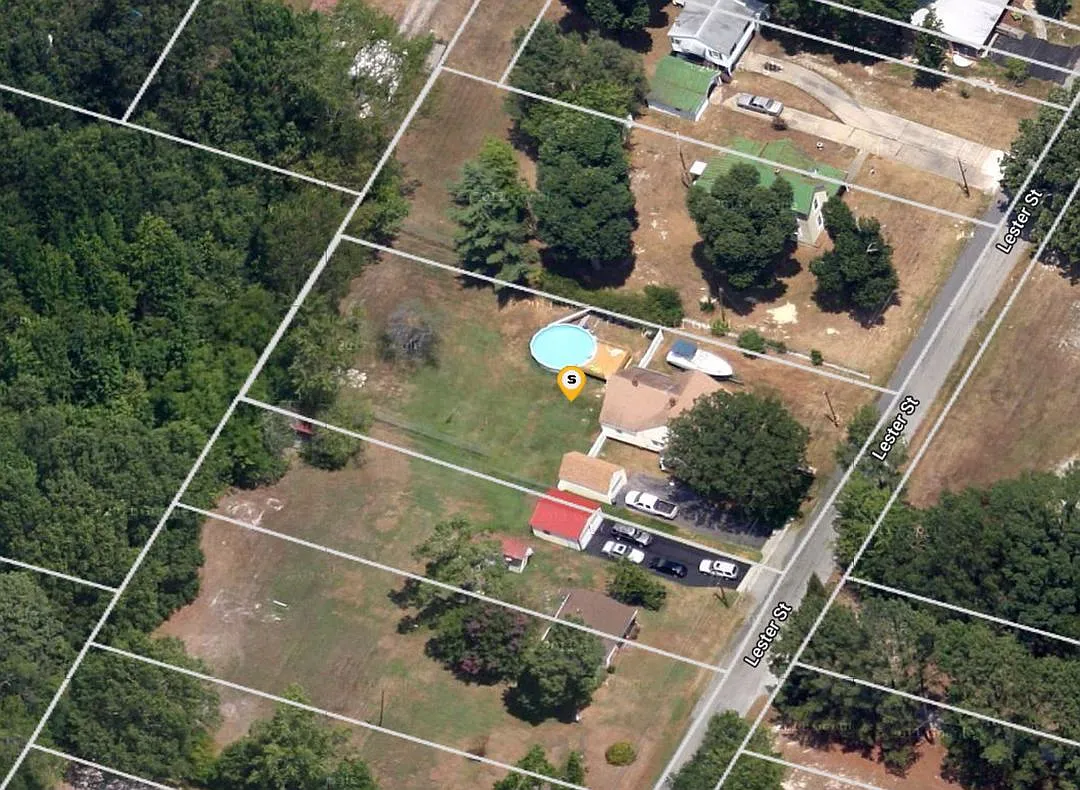 714 Lester St photo 1