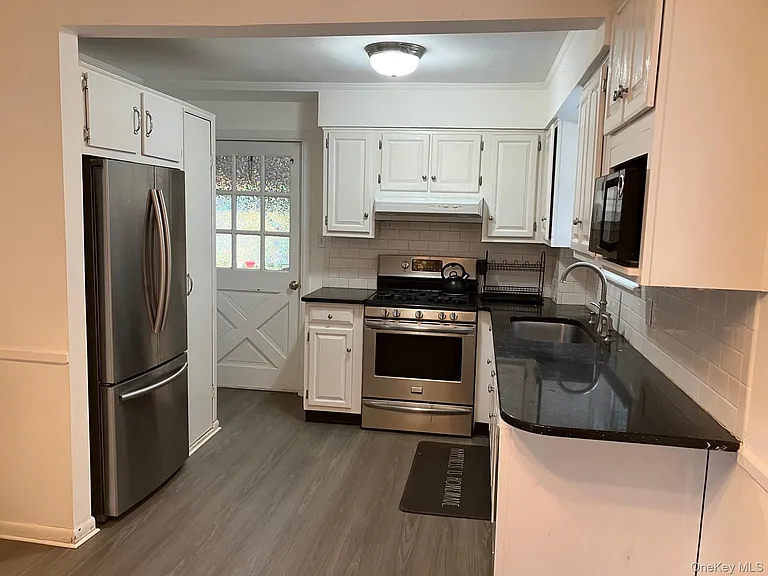 18 Park Ave — Photo 3