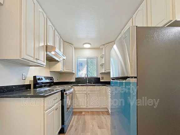 4th image of 923 Ravenscourt Ave Unit 2
