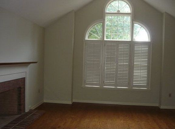 4th image of 284 Stonington Ln