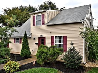 39 Rainbow Ln, Levittown, PA 19055