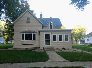 405 S Main Ave, Hills, MN 56138