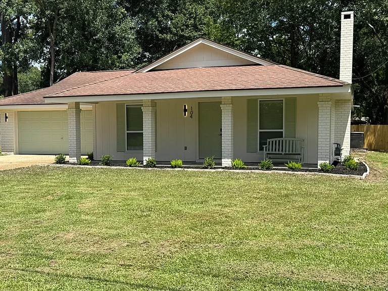 104 Comanche Dr — Photo 1