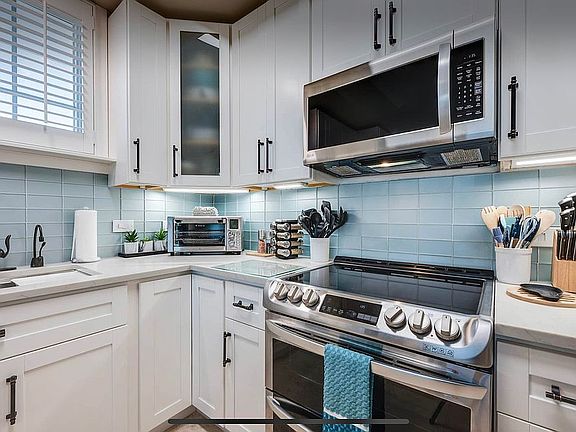 2022 Glass backsplash/sink